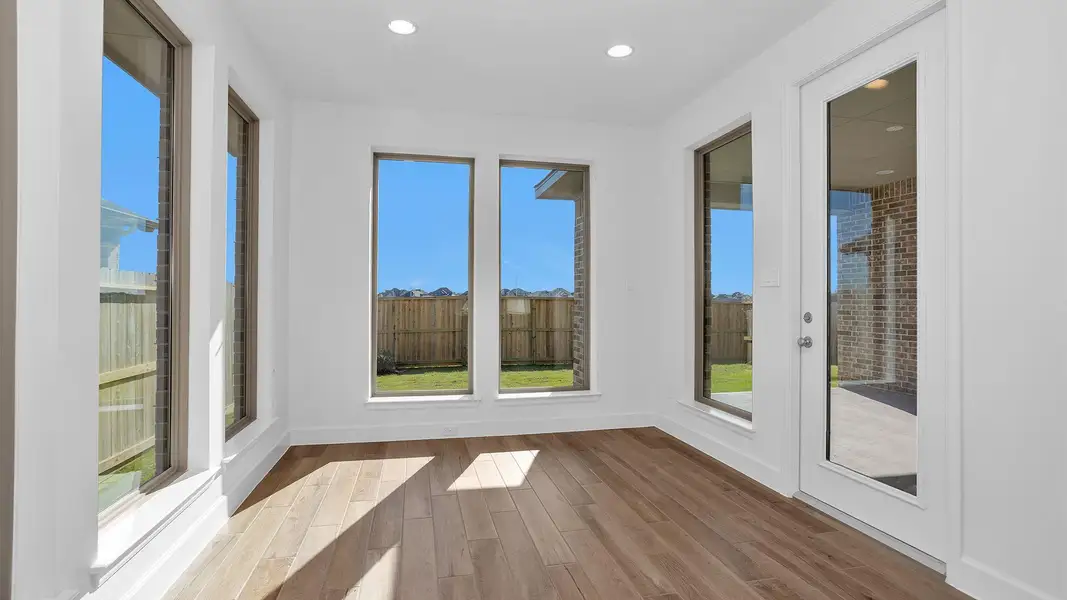 Spacious, unfurnished interior of a new home in Valencia, Manvel (Image 10).