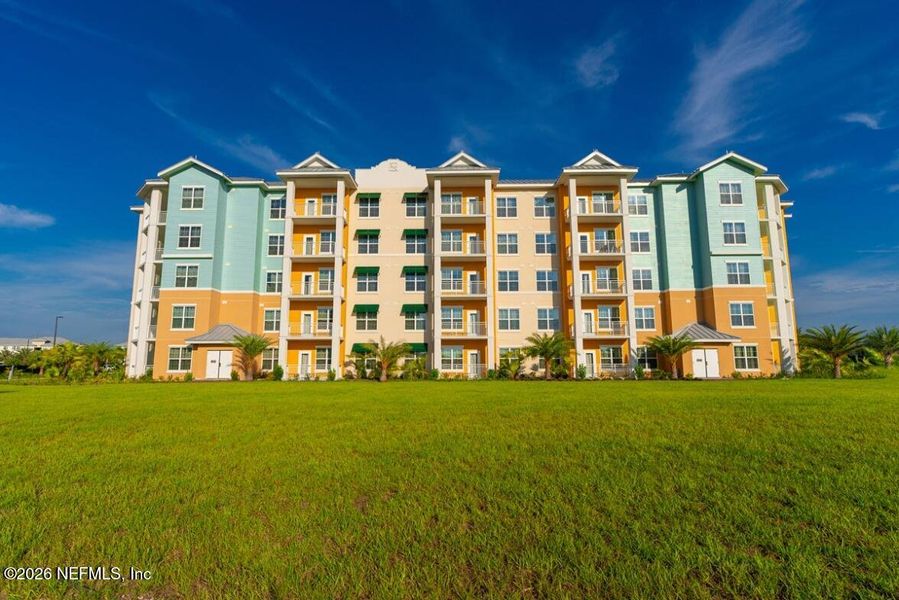 Condo located in Kissimmee, FL showcasing its design and architecture (Image 34).