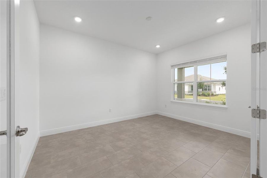 Spacious, unfurnished interior of a new home in , Ocala (Image 14).