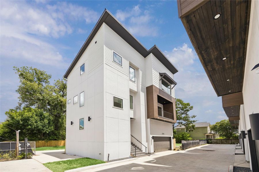 Welcome to Seventeen Square, a gated community with no HOA. Walking Distance to your favorites such as Wicklow Heights, Bungalow, Cedar Creek, McIntyre's.