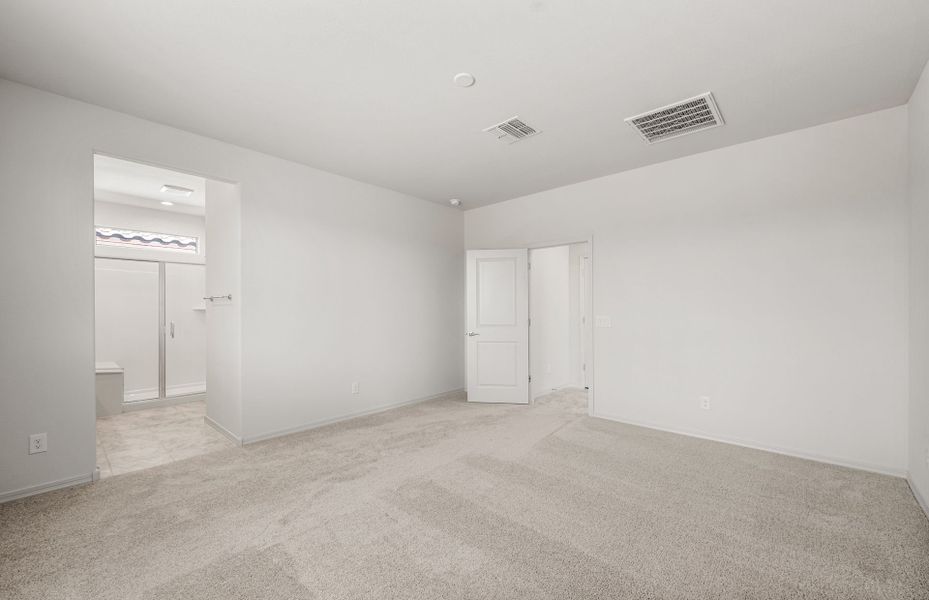 Spacious, unfurnished interior of a new home in Alamar, Avondale (Image 23).