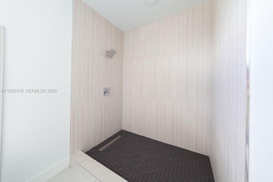 Spacious, unfurnished interior of a new home in , Miami (Image 38).