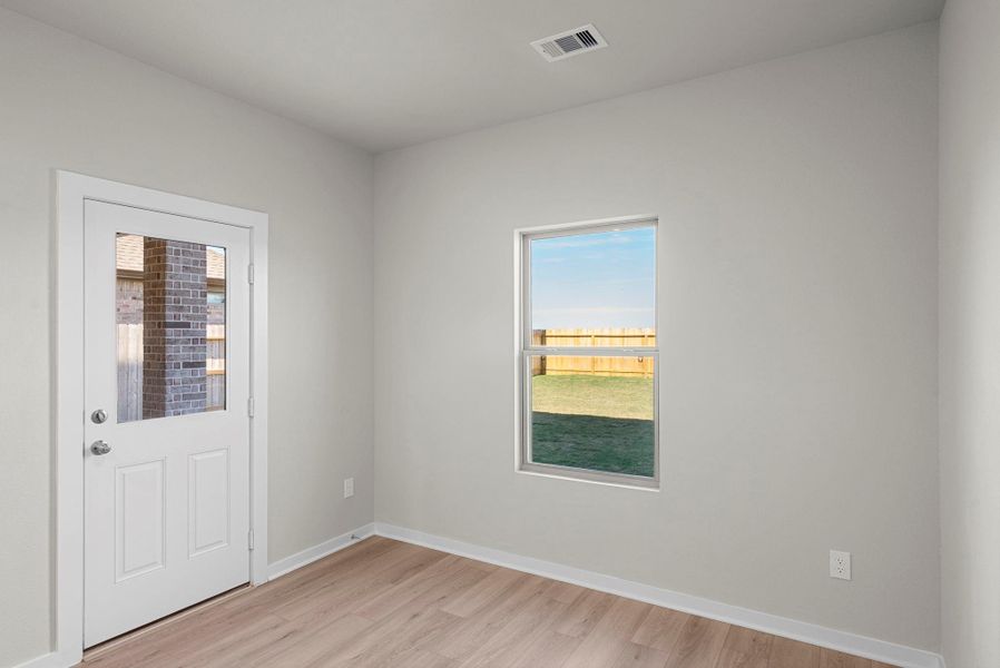 Spacious, unfurnished interior of a new home in Creekhaven, Rosharon (Image 14).