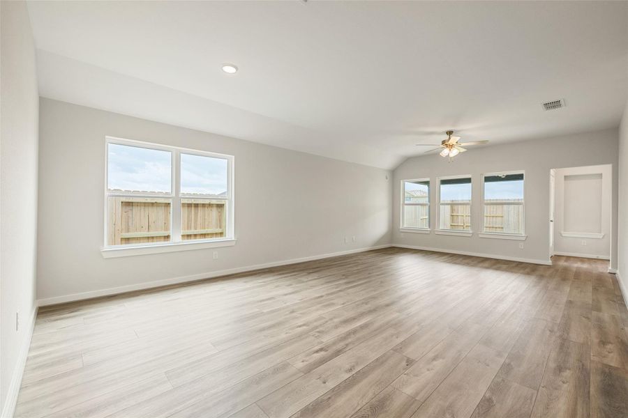 Spacious, unfurnished interior of a new home in River Ranch, Dayton (Image 21).