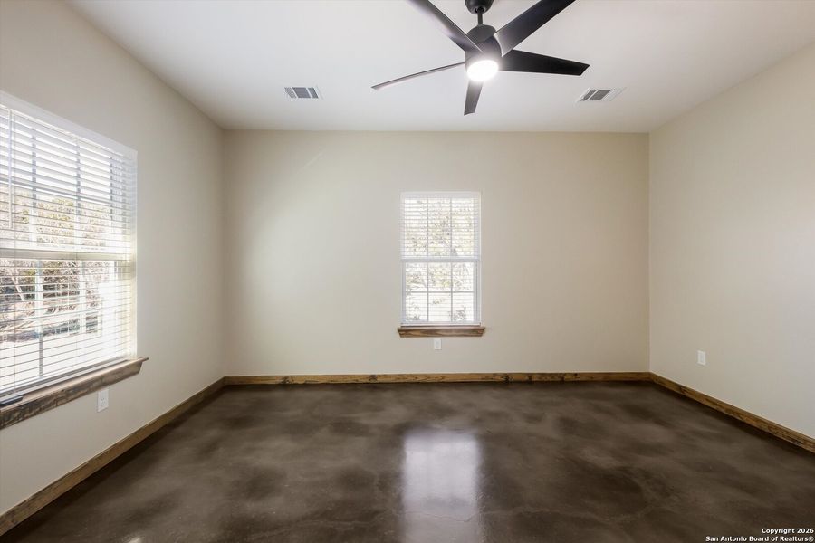 Spacious, unfurnished interior of a new home in , Bandera (Image 16).
