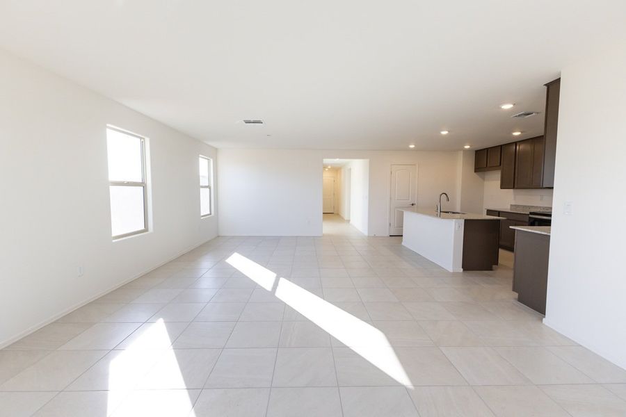 Spacious, unfurnished interior of a new home in Mirador Point, Tucson (Image 7).