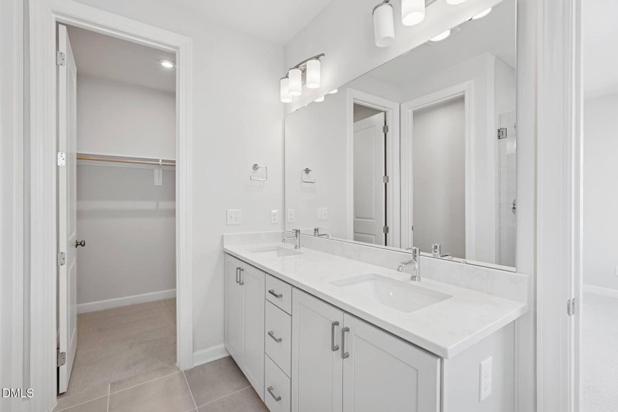 Elm Park 32_Primary Bathroom 1_9.12.25_w Elm Park 32_Primary Bathroom 1_9.12.25_w