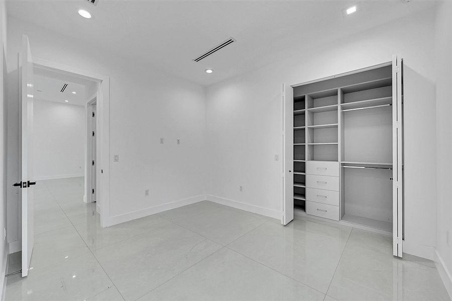 Spacious, unfurnished interior of a new home in , Wilton Manors (Image 19).