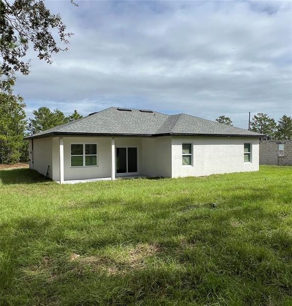 Exterior details and patio area of a home in , Dunnellon (Image 10).