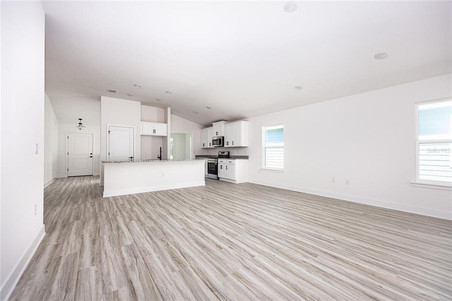 Spacious, unfurnished interior of a new home in Kirkland Farms, Alachua (Image 28).