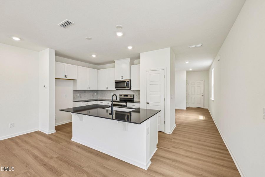 11-web-or-mls-Glen Lyon Dr-S2706-011