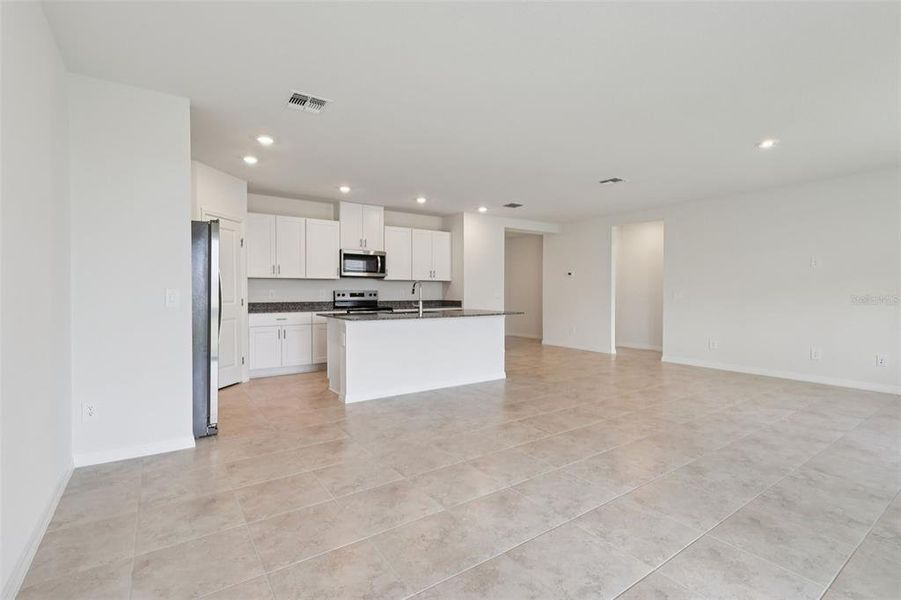 Spacious, unfurnished interior of a new home in Crosswinds - Signature Series, Haines City (Image 25).