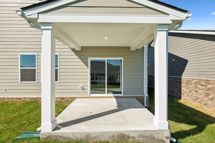 Exterior details and patio area of a home in Cades Bluff, Lebanon (Image 22).