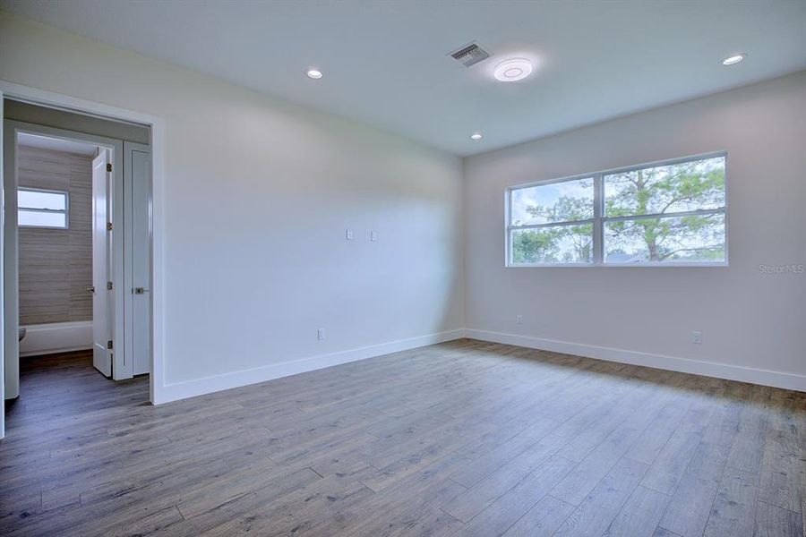 Spacious, unfurnished interior of a new home in , Sebring (Image 23).