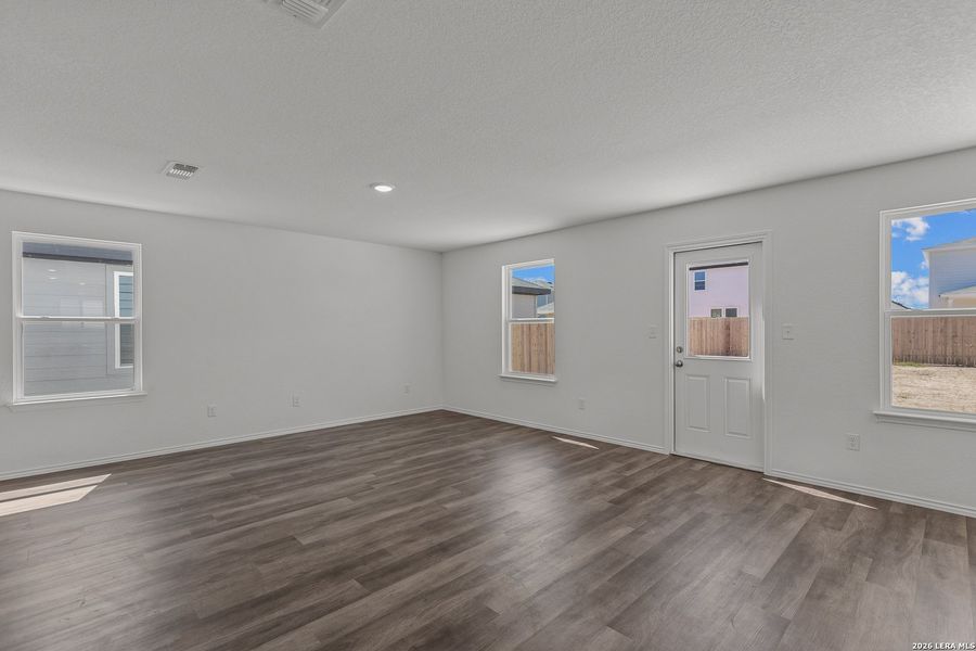 Spacious, unfurnished interior of a new home in Lily Springs, Seguin (Image 9).