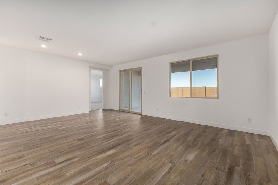 Spacious, unfurnished interior of a new home in Bella Vista Farms, San Tan Valley (Image 8).