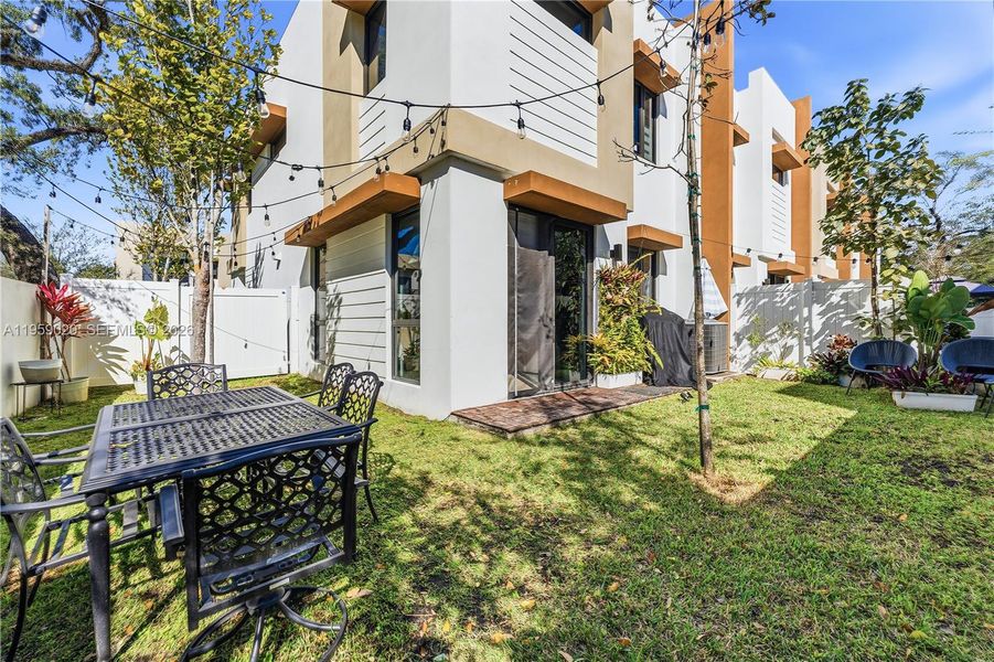 Exterior details and patio area of a home in , Dania Beach (Image 19).