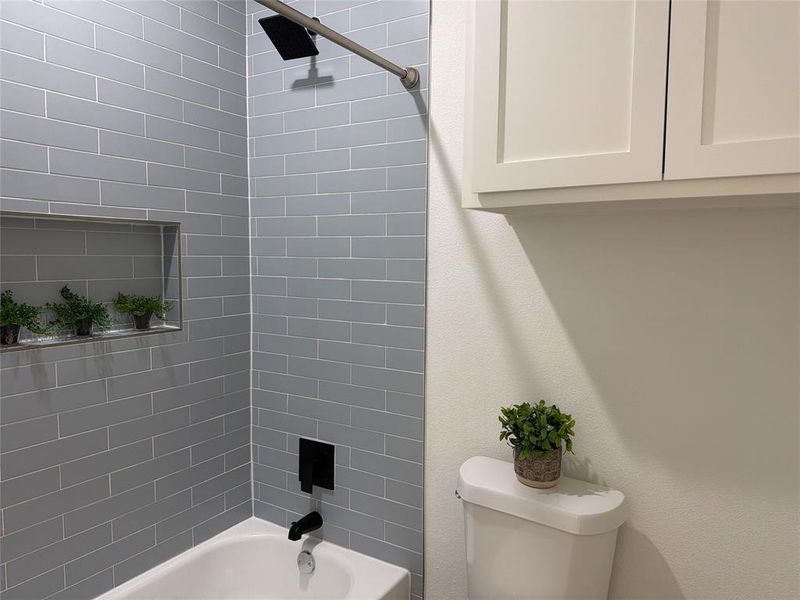 Close-up of interior finishes inside a home in , Waxahachie (Image 21).