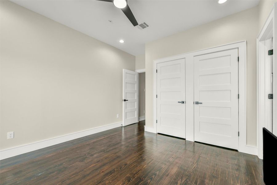 Spacious, unfurnished interior of a new home in , Galveston (Image 16).
