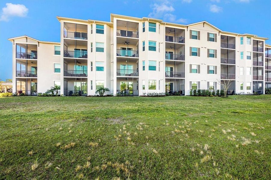 Condo located in Venice, FL showcasing its design and architecture (Image 5).
