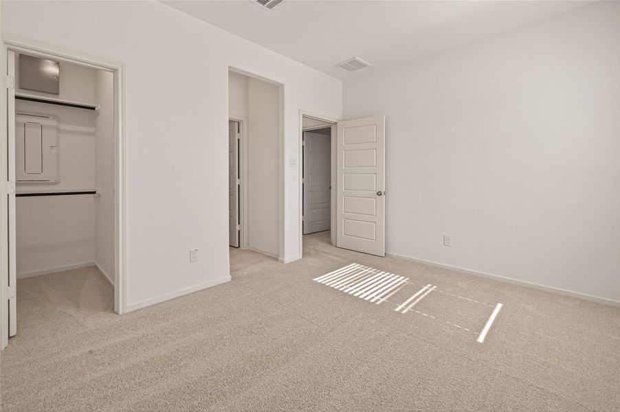 Spacious, unfurnished interior of a new home in Lago Mar, Texas City (Image 40).