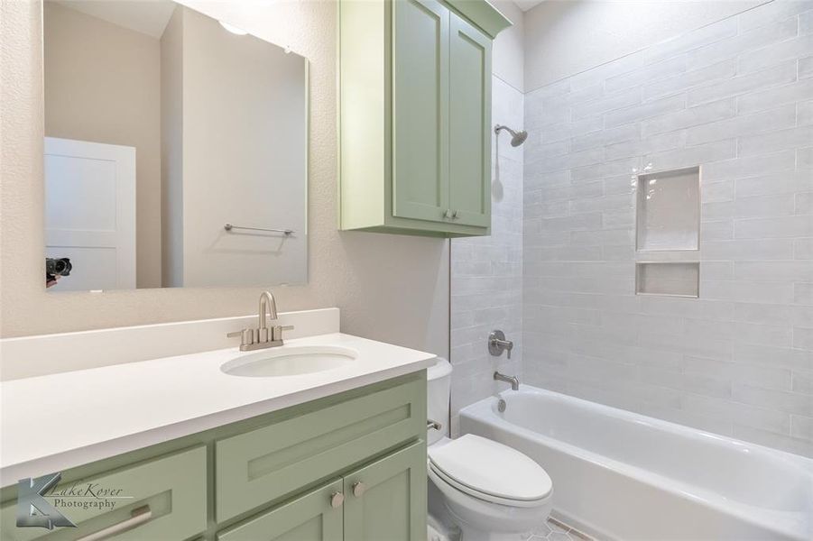 Bathroom with vanity and washtub / shower combination