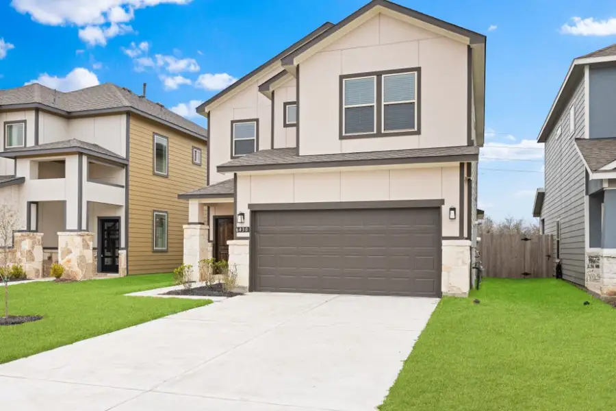 Front exterior of a new home in Glendale Lakes, Rosharon, TX, highlighting curb appeal (Image 22). Front exterior of a new home in Glendale Lakes, Rosharon, TX, highlighting curb appeal (Image 22).