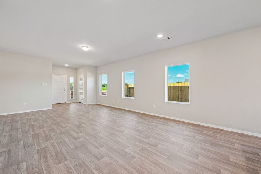 Spacious, unfurnished interior of a new home in Mustang Meadows, Waller (Image 15).