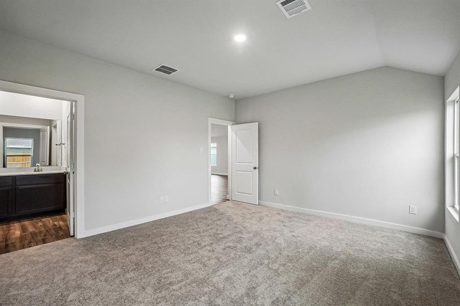 Spacious, unfurnished interior of a new home in Middlefield Village, Dallas (Image 29).