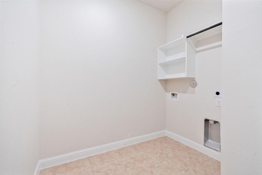 Spacious, unfurnished interior of a new home in Brookewater, Rosenberg (Image 26).