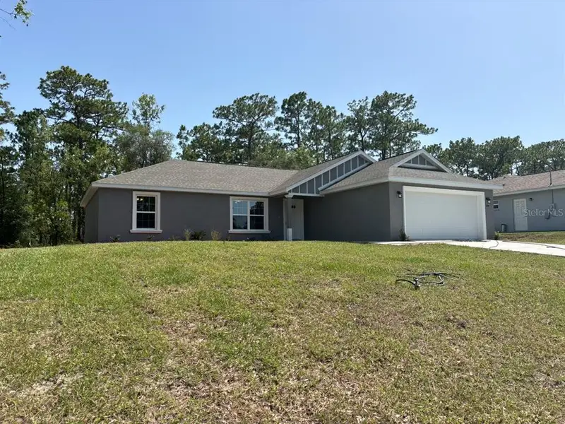 Exterior details and patio area of a home in , Dunnellon (Image 3).