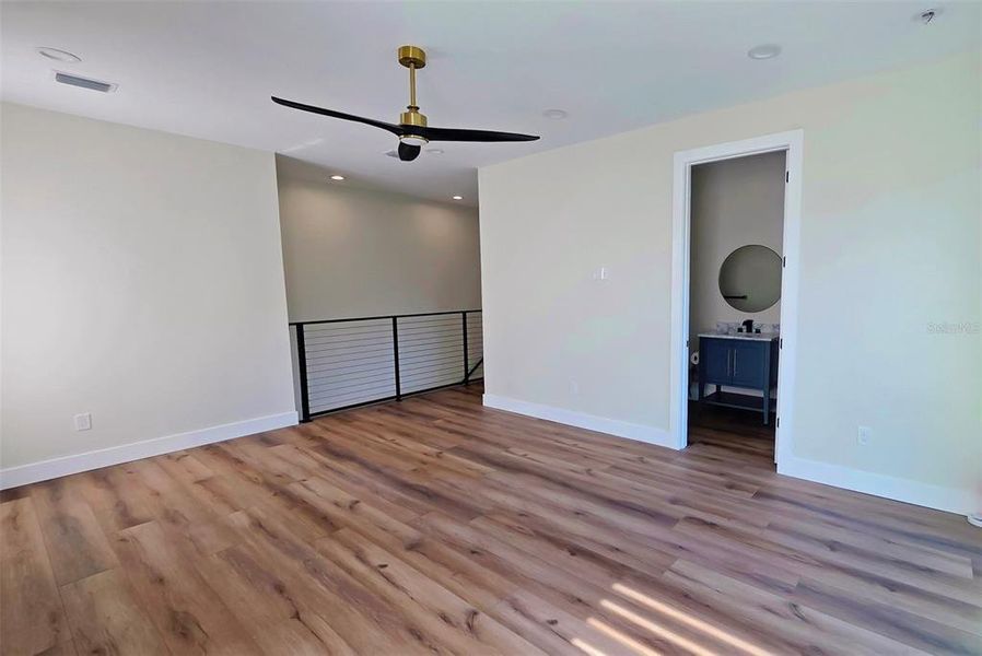 Spacious, unfurnished interior of a new home in , Sarasota (Image 27).
