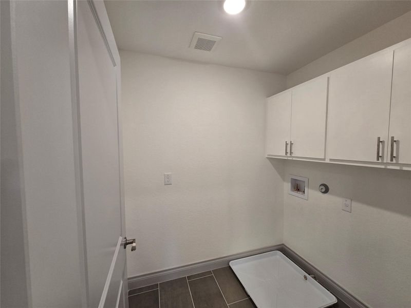 Spacious, unfurnished interior of a new home in , Round Rock (Image 9).