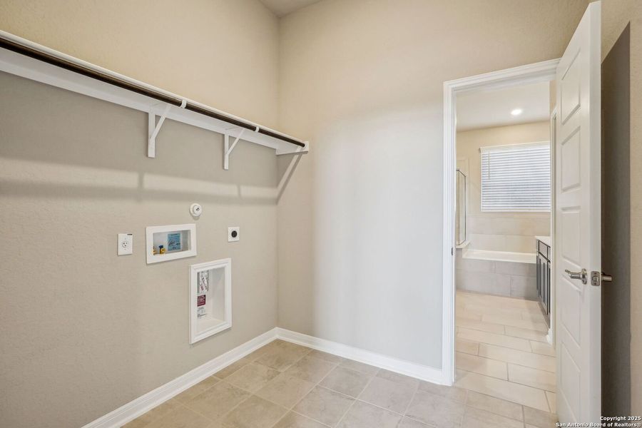 Spacious, unfurnished interior of a new home in Carmel Ranch, Schertz (Image 30).