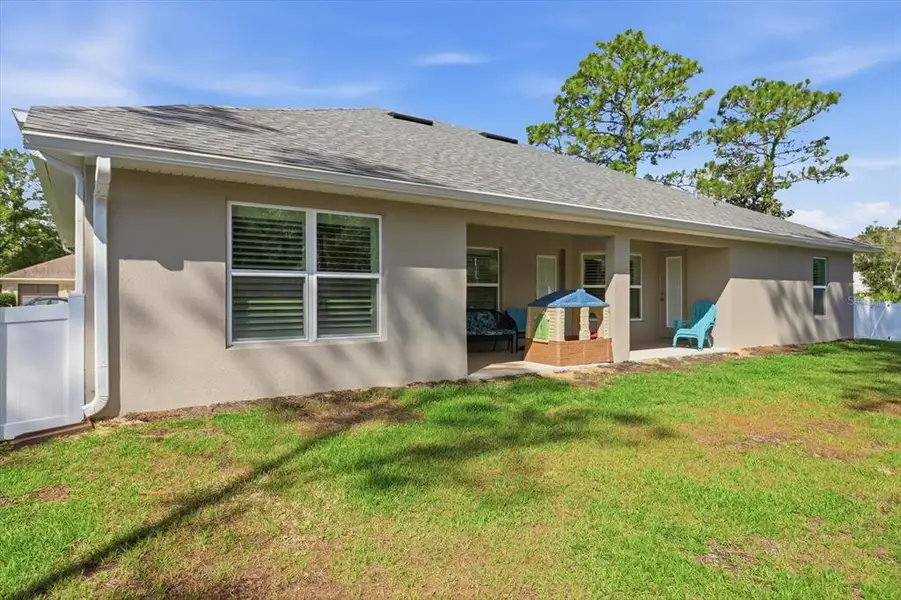 Exterior details and patio area of a home in , Homosassa (Image 4).