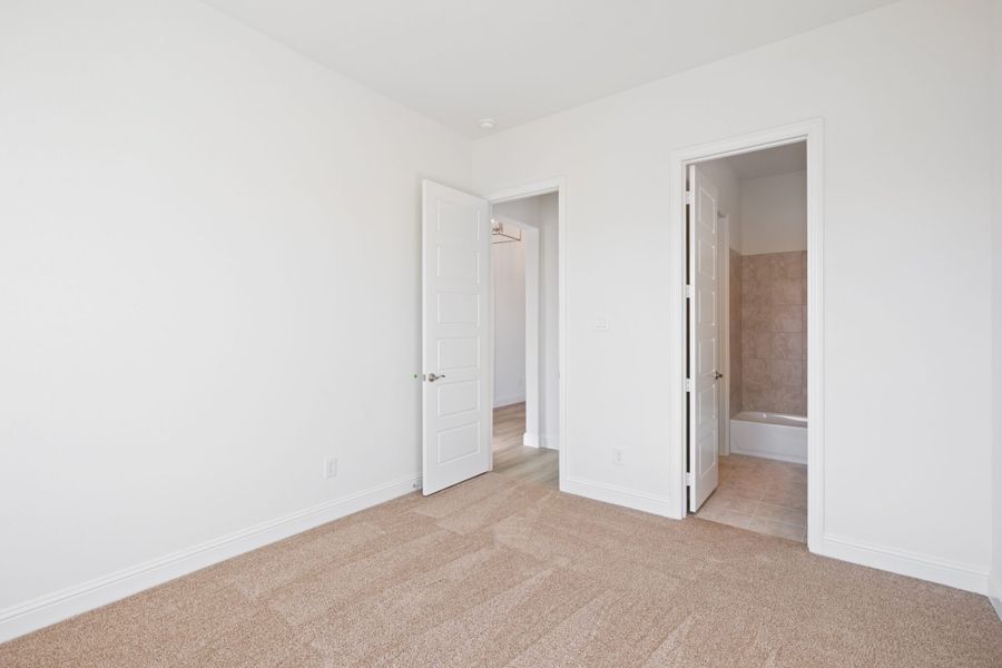 Spacious, unfurnished interior of a new home in Edgewater, Fate (Image 25).