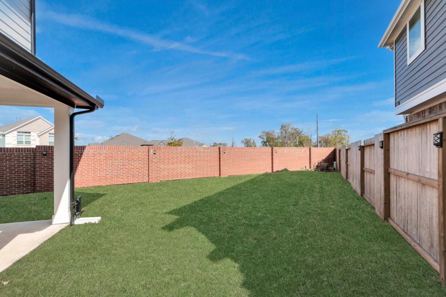 Exterior details and patio area of a home in Sienna, Missouri City (Image 19).