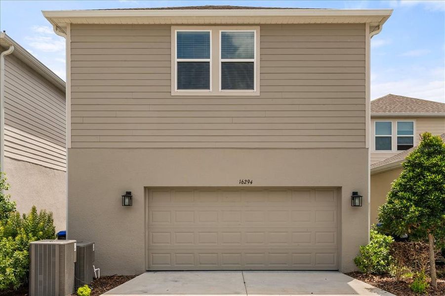 Exterior details and patio area of a home in , Winter Garden (Image 3).