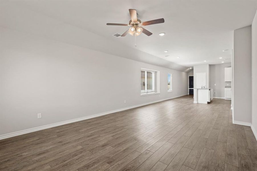 Spacious, unfurnished interior of a new home in Rocky Creek Crossing, Fort Worth (Image 25).