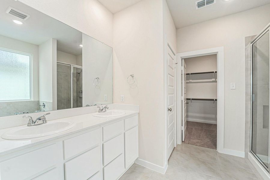 Primary en-suite has double sinks, granite counter tops and a massive closet Primary en-suite has double sinks, granite counter tops and a massive closet