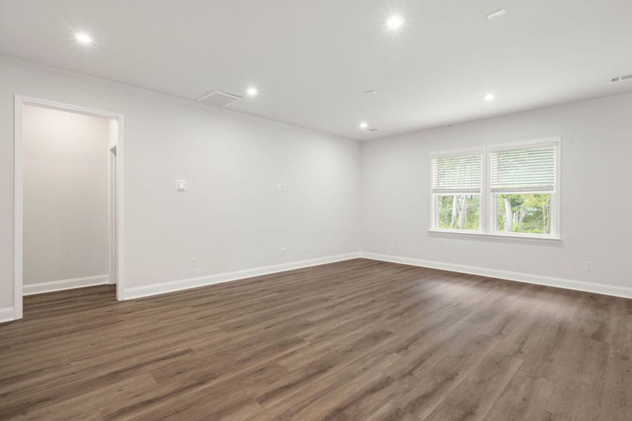 Spacious, unfurnished interior of a new home in Waterways, Richmond Hill (Image 9).