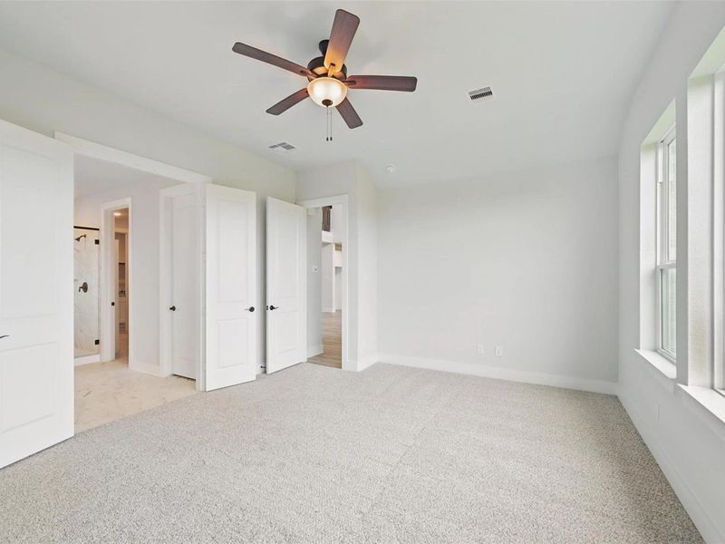 Spacious, unfurnished interior of a new home in Lago Mar, Texas City (Image 28).