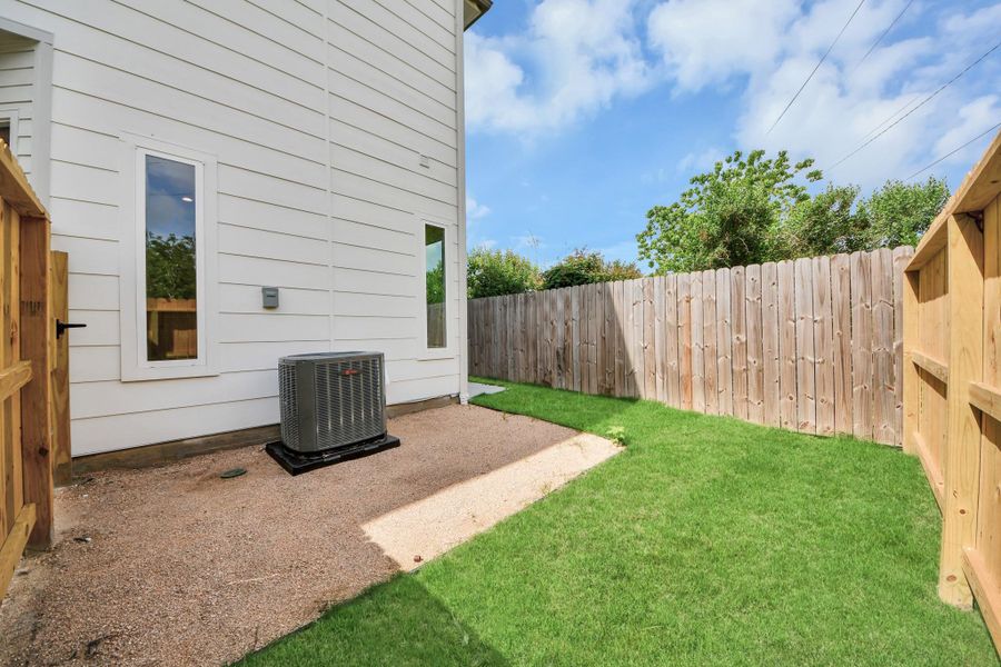 Exterior details and patio area of a home in Cay Landing, Houston (Image 26).