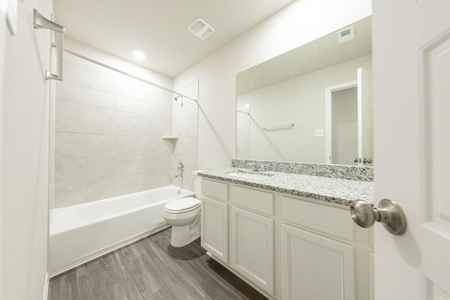 Furnished interior view inside a new home in Mackenzie Creek, Conroe (Image 11).