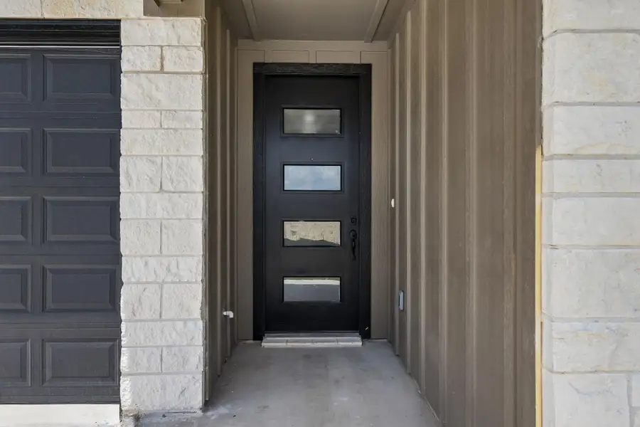Exterior details and patio area of a home in , Killeen (Image 3).