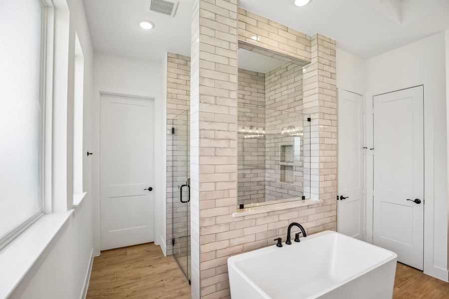 Furnished interior view inside a new home in , Mont Belvieu (Image 9).
