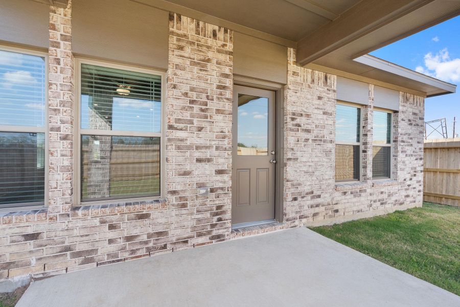 Exterior details and patio area of a home in Creekhaven, Rosharon (Image 16).