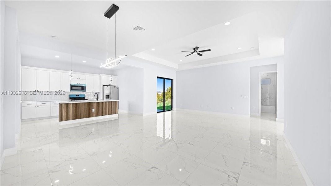 Spacious, unfurnished interior of a new home in , Cape Coral (Image 20).