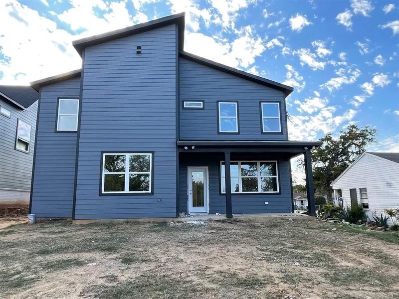 Exterior details and patio area of a home in , Dallas (Image 2).