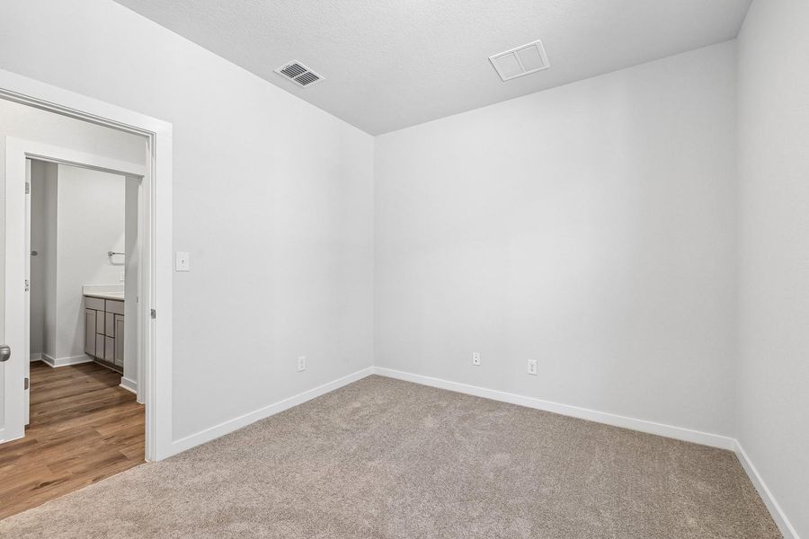 Spacious, unfurnished interior of a new home in Trinity Ranch, Elgin (Image 24).